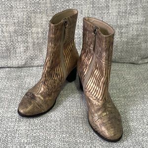 MATISSE Fabulous textured zipper Leather Boots in gold/black - 7M -Made in Spain